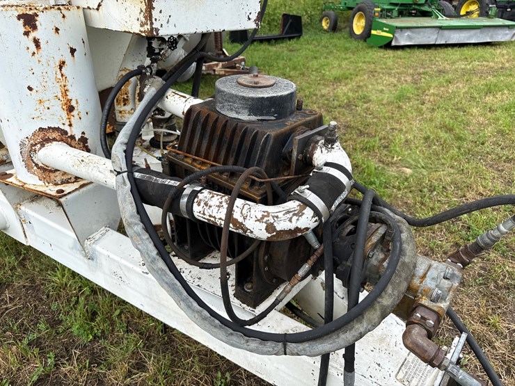 #684-•-5,500-gallon-vacuum-tanker-image-9