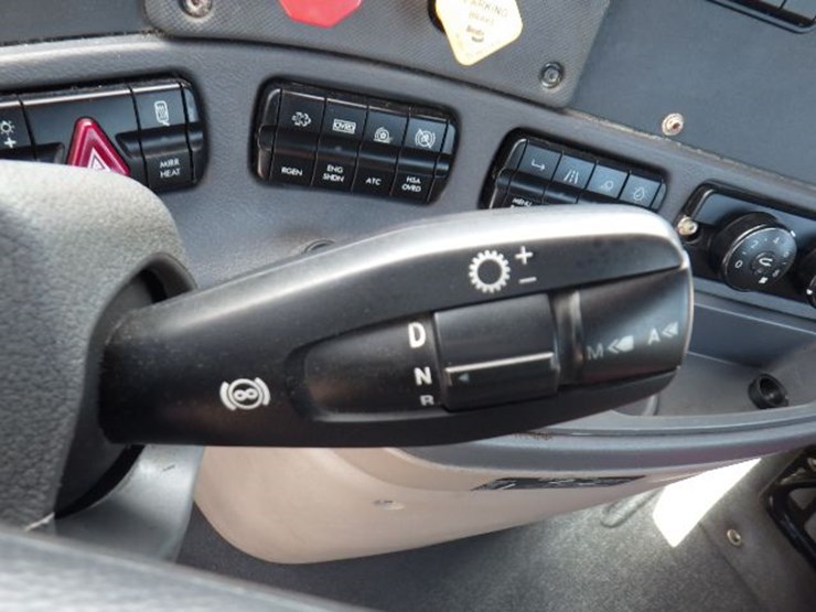 2019-freightliner-cascadia-113-image-17