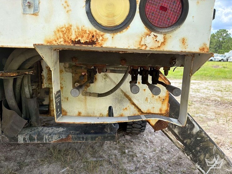 2014-freightliner-m2-106-image-24
