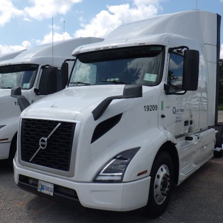 2019 VOLVO VNR300