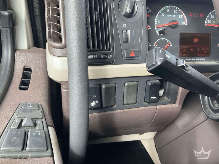 2016-volvo-vnl-t/a-sleeper-cab-truck-tractor-image-20