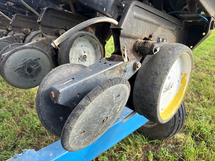 #755-•-kinze-12-row-planter-image-9