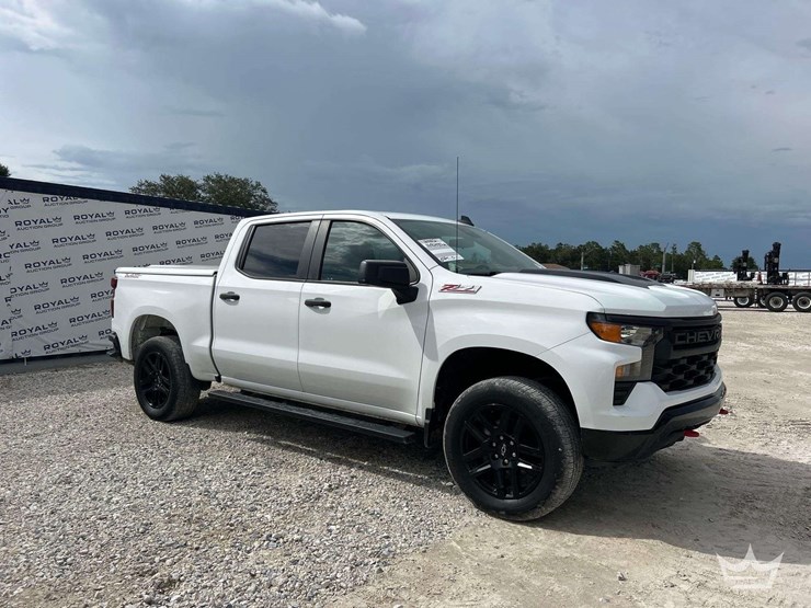 2022-chevrolet-silverado-1500-4x4-crew-cab-pickup-truck-image-3