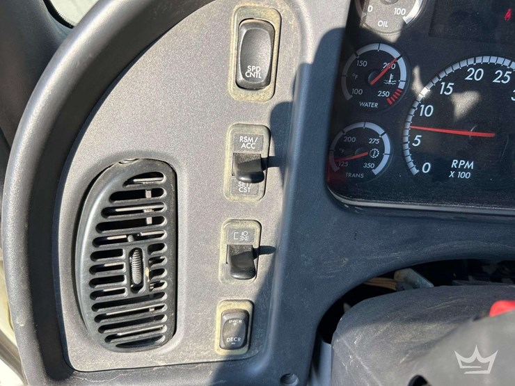 2014-freightliner-m2-106-image-15