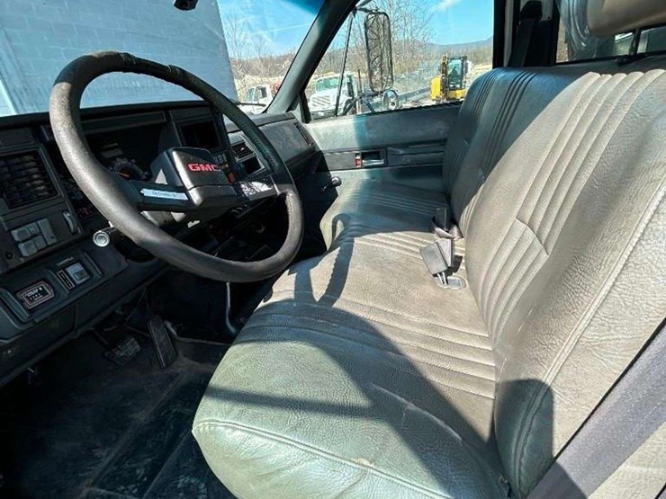 2002-gmc-7500-image-13