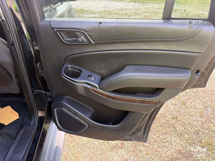 2015-chevrolet-tahoe-image-21