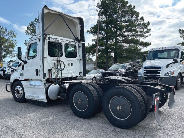 2020-freightliner-cascadia-126-image-2