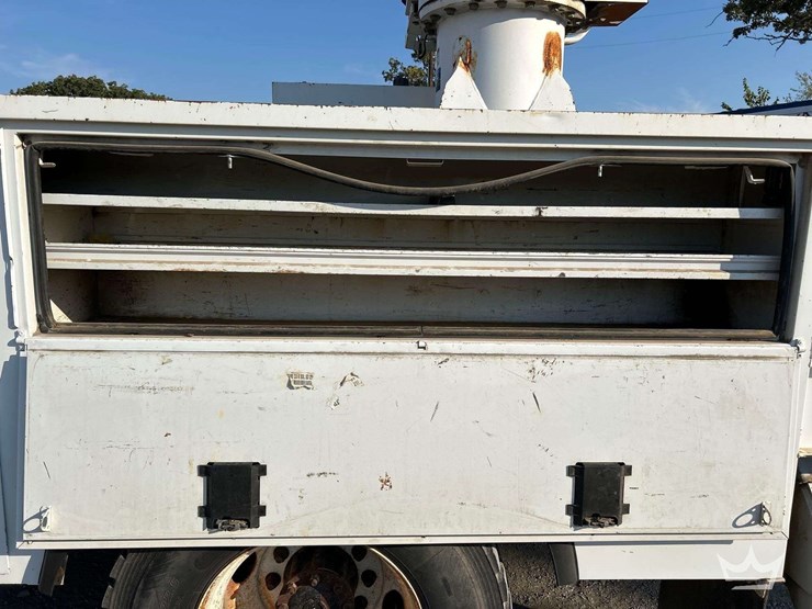2014-freightliner-m2-106-image-45
