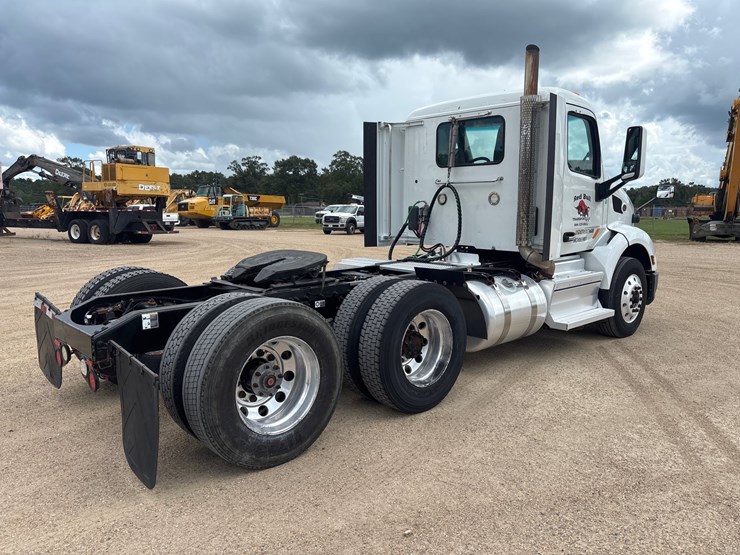 2020-peterbilt-579-image-3