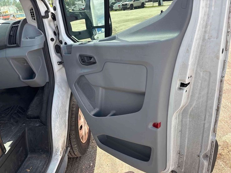 2016-ford-transit-250-enclosed-service-van-image-19