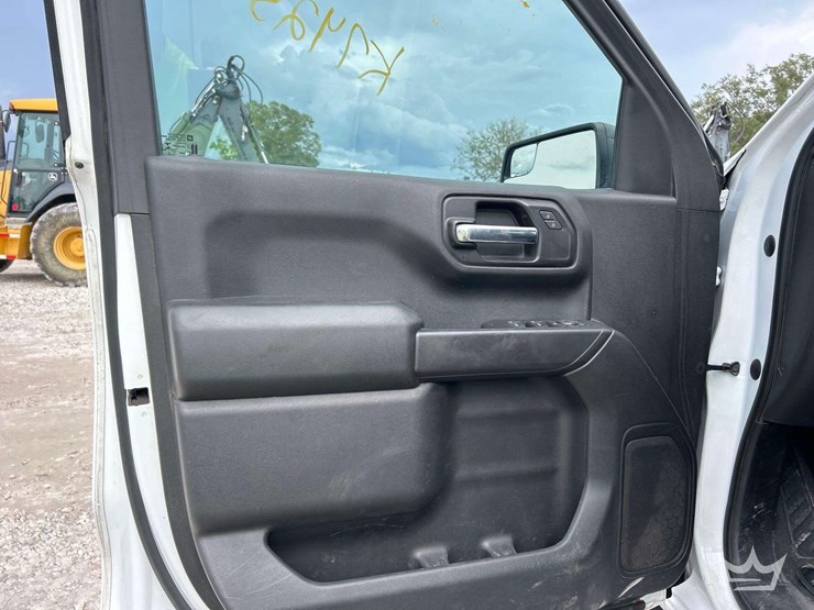 2022-chevrolet-silverado-1500-4x4-crew-cab-pickup-truck-image-13
