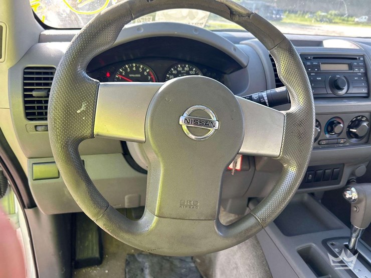 2013-nissan-ext-cab-pickup-truck-image-10