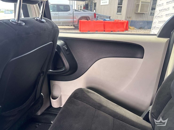 2016-dodge-grand-caravan-image-18