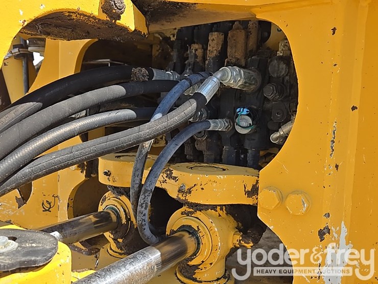 2014-deere-310k-ep-image-30