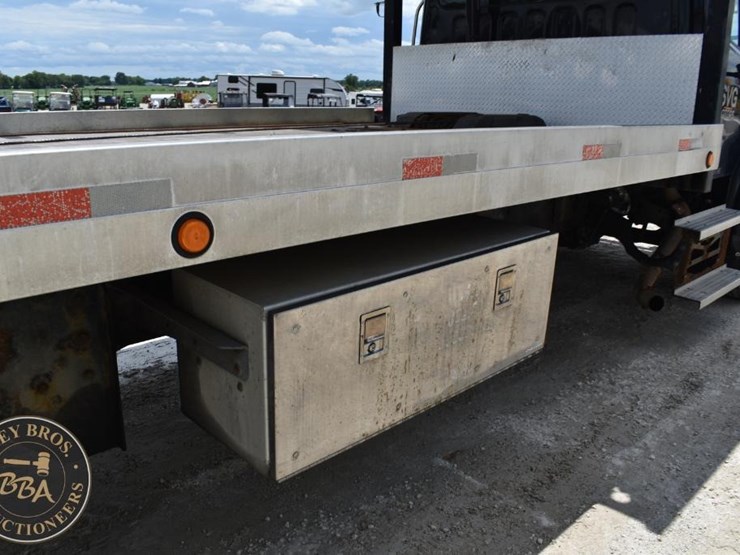 2015-freightliner-business-class-m2-106-image-19