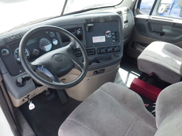 2019-freightliner-cascadia-113-image-15