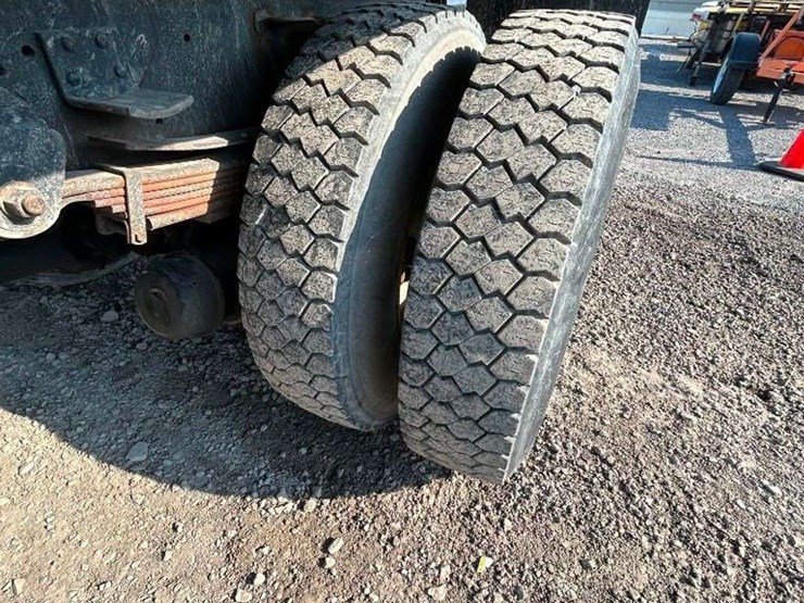 2001-gmc-7500-image-9