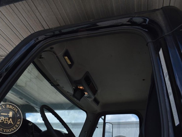 2015-freightliner-business-class-m2-106-image-33