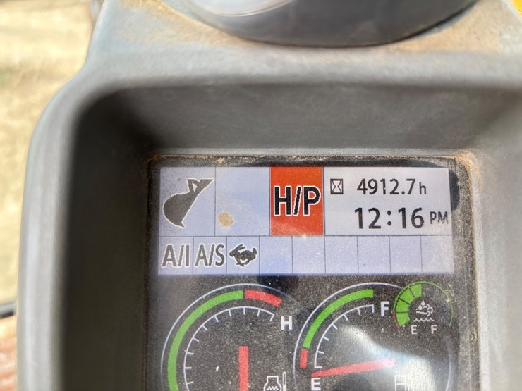 2019-deere-250g-lc-image-31