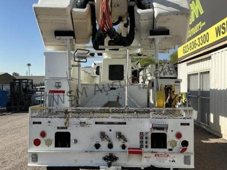 2012-freightliner-m2-106-image-6