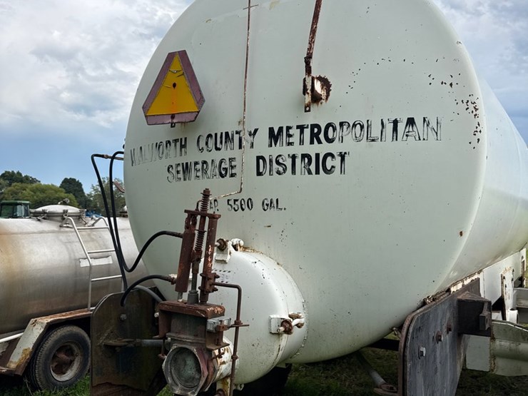 #684-•-5,500-gallon-vacuum-tanker-image-4