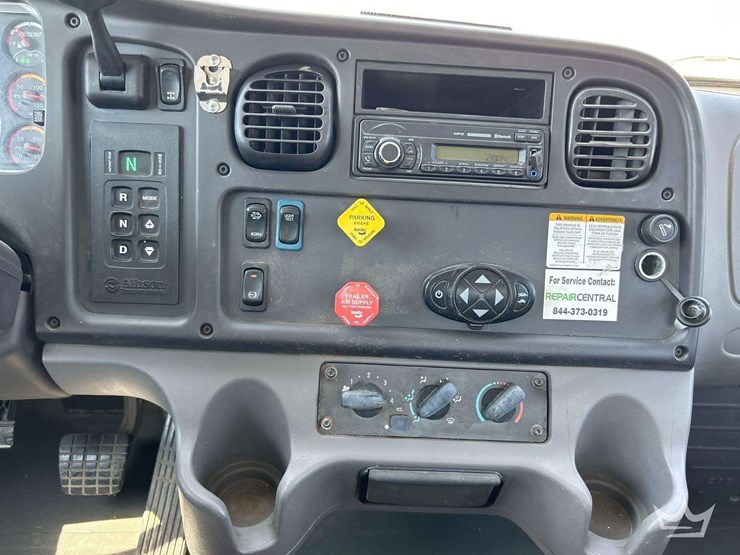 2016-freightliner-m2-106-image-16
