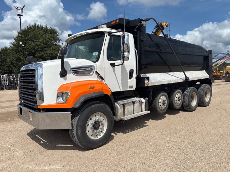 2015-freightliner-108sd-image-1