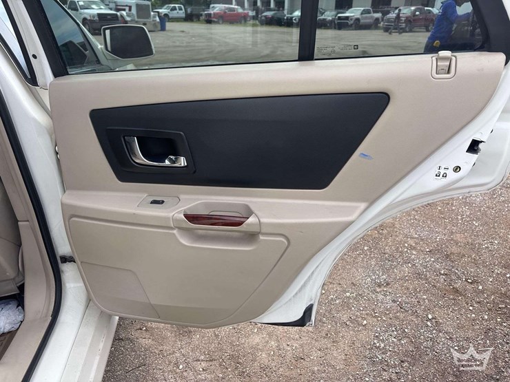 2005-cadillac-srx-image-22