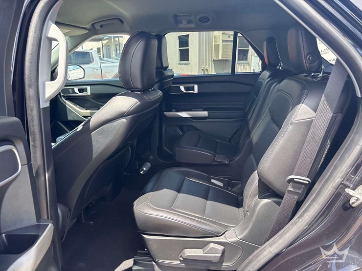 2020-ford-explorer-image-18
