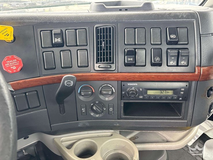 2017-freightliner-cascadia-125-image-44