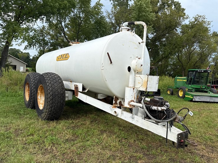 #684-•-5,500-gallon-vacuum-tanker-image-2