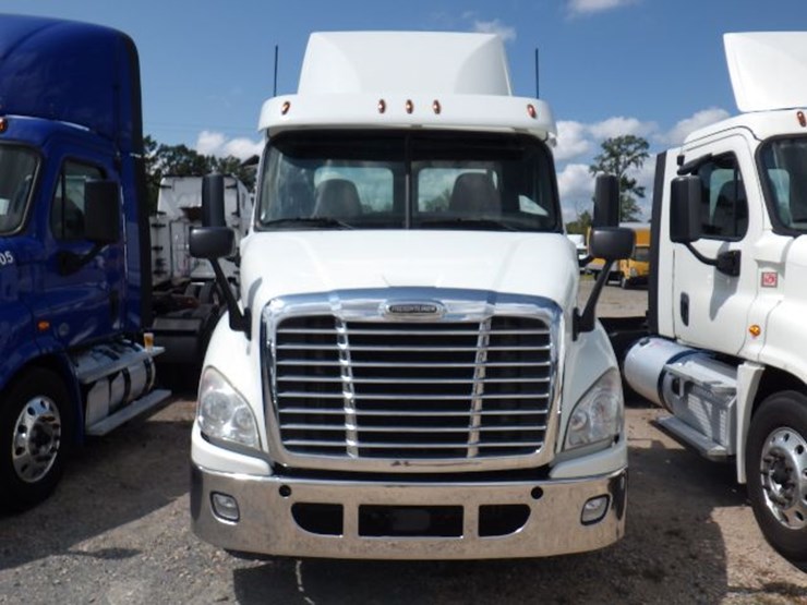 2019-freightliner-cascadia-113-image-2