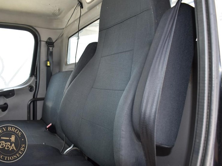 2015-freightliner-business-class-m2-106-image-38