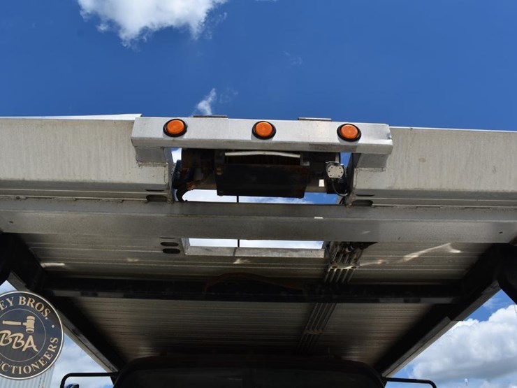 2015-freightliner-business-class-m2-106-image-21