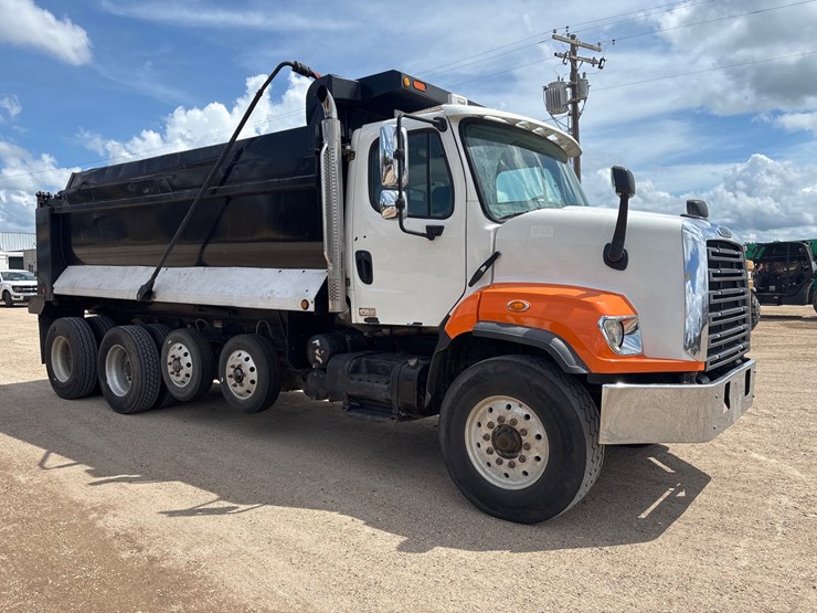 2015-freightliner-108sd-image-2