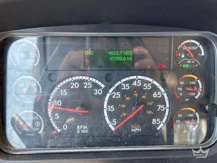 2016-freightliner-m2-106-image-13