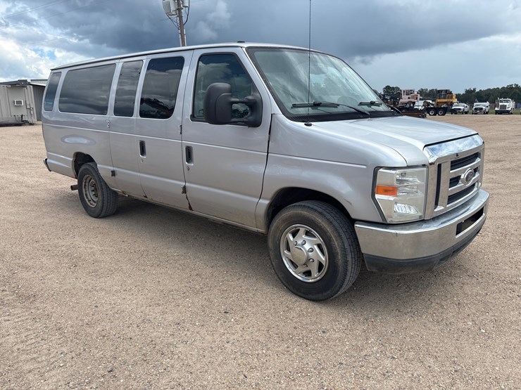 2013-ford-e350-image-2