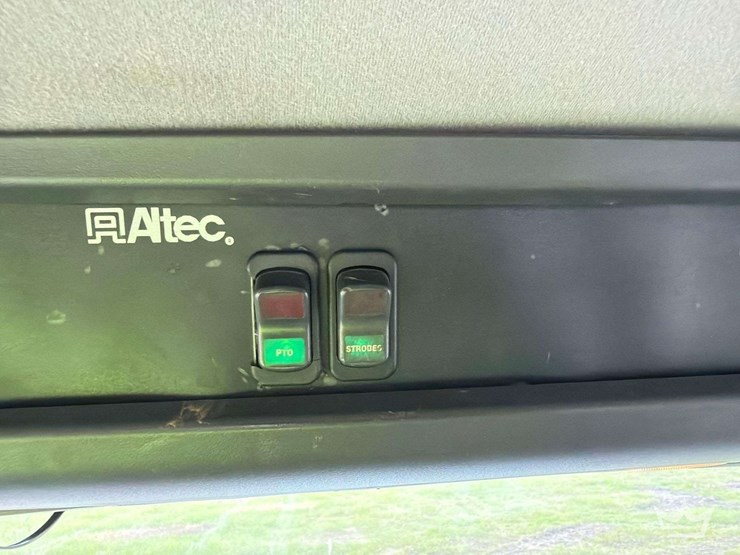 2014-freightliner-m2-106-image-10