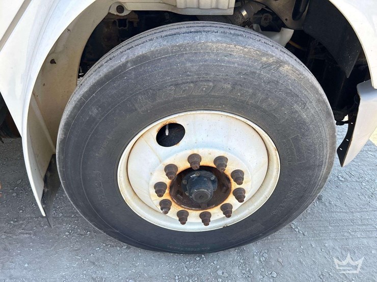 2016-freightliner-m2-106-image-42