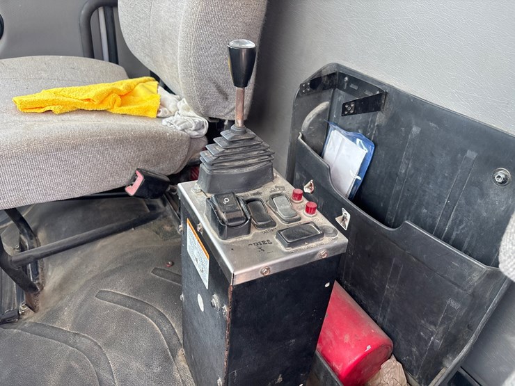 2015-freightliner-108sd-image-13