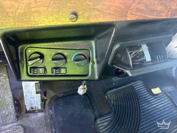 1999-peterbilt-357-image-17
