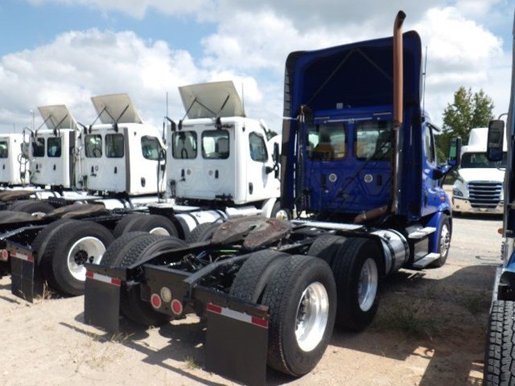 2019-freightliner-cascadia-113-image-8