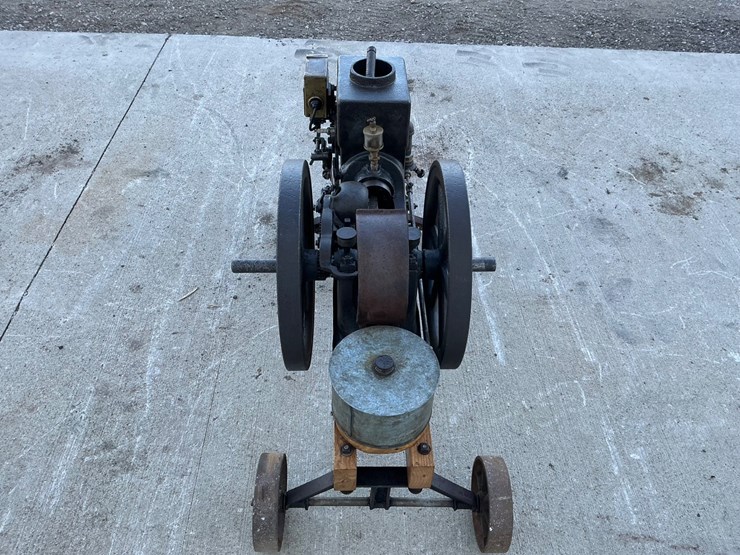 #5066-•-waterloo-boy-hit-and-miss-stationary-engine-on-transport-cart-image-4
