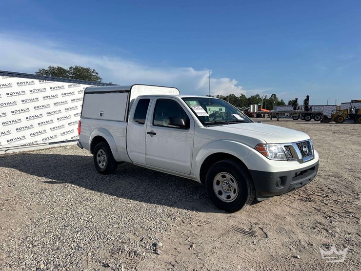 2013-nissan-ext-cab-pickup-truck-image-2