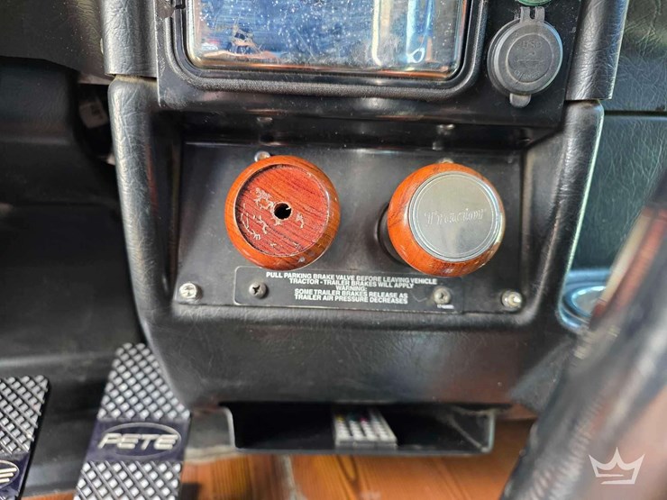 2005-peterbilt-379-image-39
