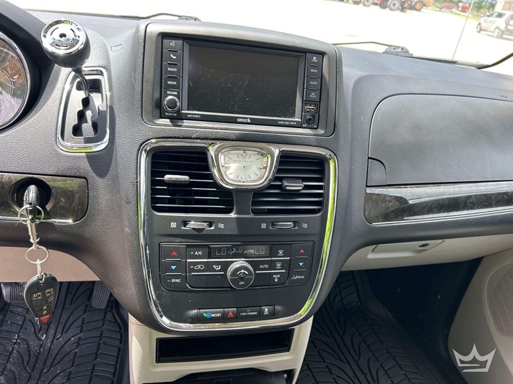 2014-chrysler-town-&-country-image-16