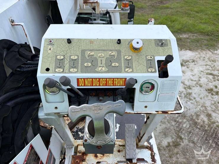 2014-freightliner-m2-106-image-32