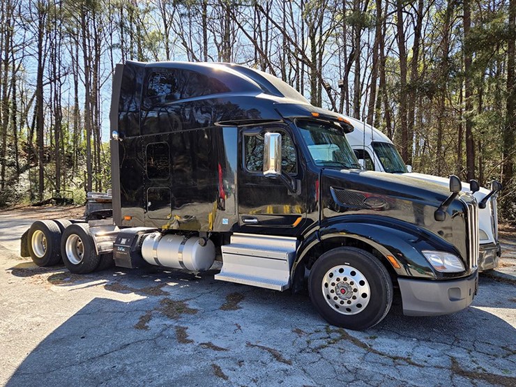 2019-peterbilt-579-image-1