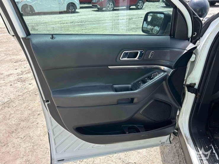 2016-ford-explorer-image-11