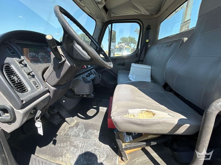 2016-freightliner-m2-106-image-12